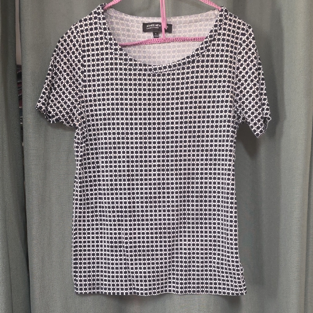 Jones New York Black and White Geometric Short Sleeve Tee
